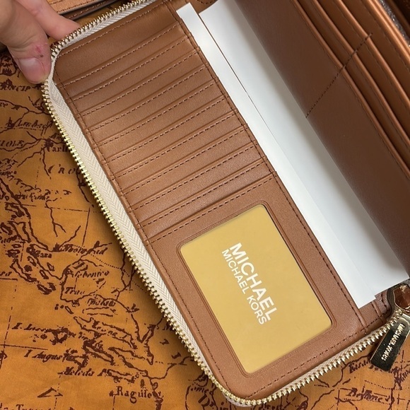 Brand New Michael Kors Large Travel Continental White/Lugg Center Stripe Wallet - Picture 12 of 15